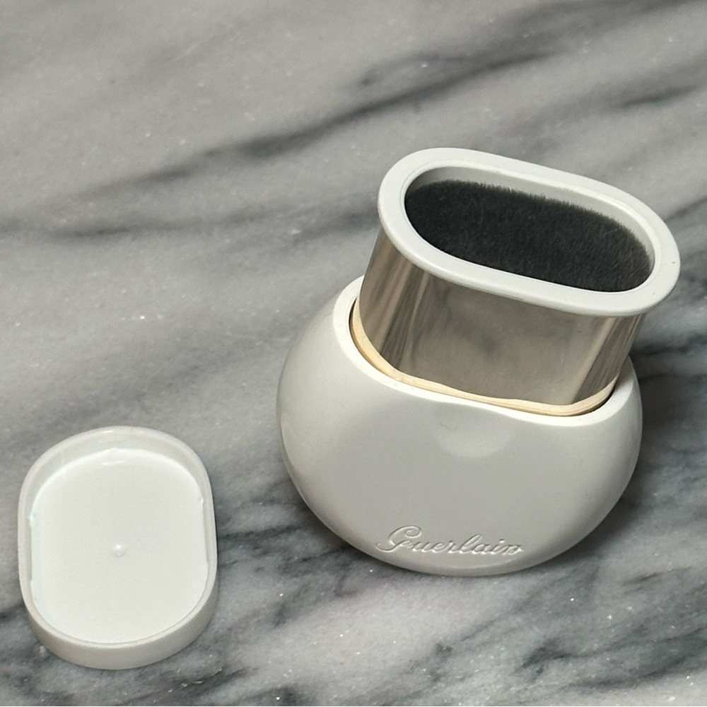 GUERLAIN L'Essentiel Retractable Foundation Brush - Picture 4 of 6